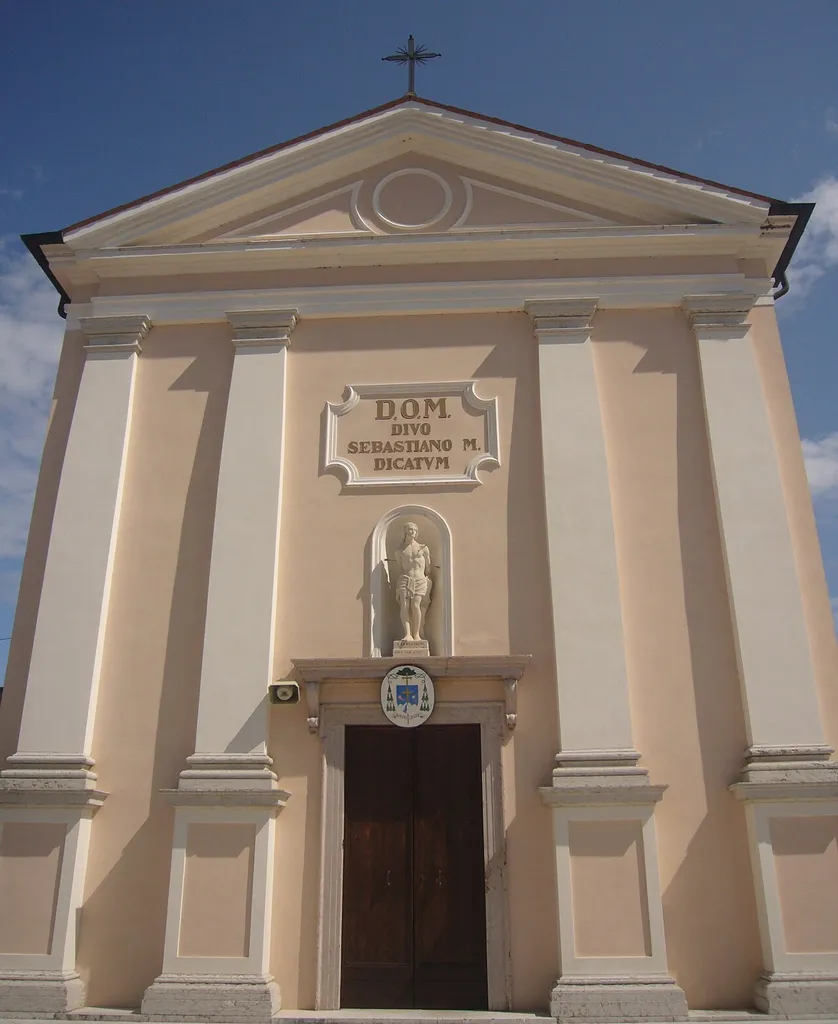 La facciata della chiesa parrocchiale di Villarazzo
