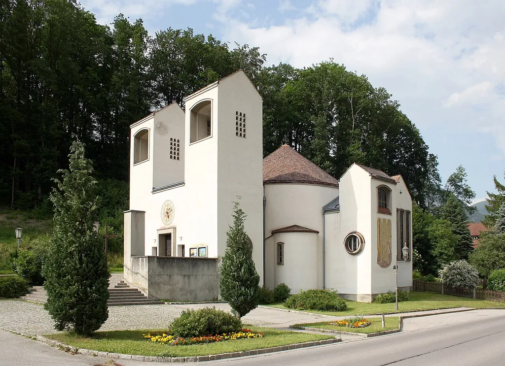 Die Pfarrkirche Hl. Geist in der Ortschaft Edlach an der Rax, Gemeinde Reichenau an der Rax. Ein tiefovaler Zentralbau, der in den Jahren 1938/39 nach Plänen von Robert Kramreiter als Filialkirche errichtet wurde. 1947 erfolgte die Erhebung zu einer Pfarrkirche.