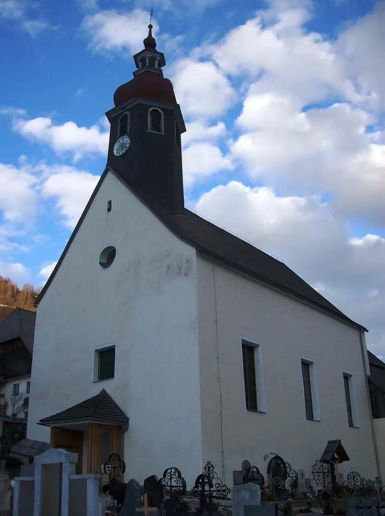 Kath. Pfarrkirche hl. Ruprecht, Friedhof mit Initienkapellen und Friedhofskreuz