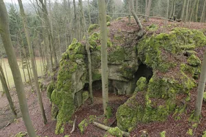 Dolomitfels mit Höhle Steinkirche (D80) E von Leienfels