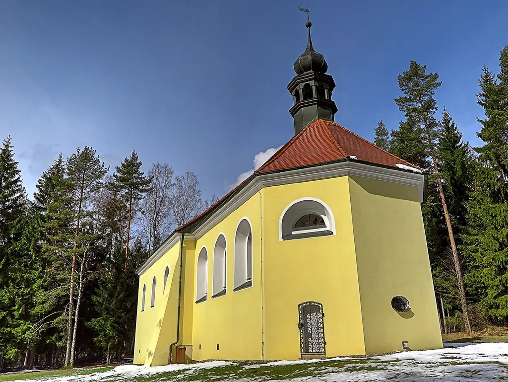 Deutschland, Bayern, Oberpfalz, Landkreis Tirschenreuth, Gemeinde Leonberg, westlich von Wernersreuth, Allerheiligenkirche, Blick von Osten, HDR-Image