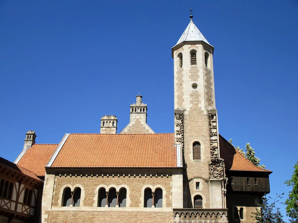 Burghof mit Blick nach Osten zu Turm Burg Dankwarderode