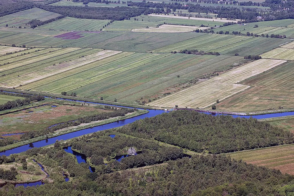 Hadelner Kanal, Einmündung des Flögelner Seeabflusses. Im Vordergrund Teile des Naturschutzgebietes „Holzurburg am Bederkesaer See“. Luftbilder von der Nordseeküste 2012-05