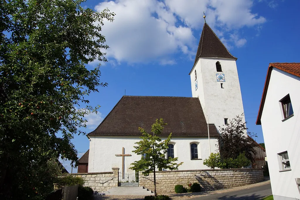 Die katholische Pfarrkirche St. Johannes Evangelist in Wappersdorf bei Mühlhausen in der Oberpfalz: