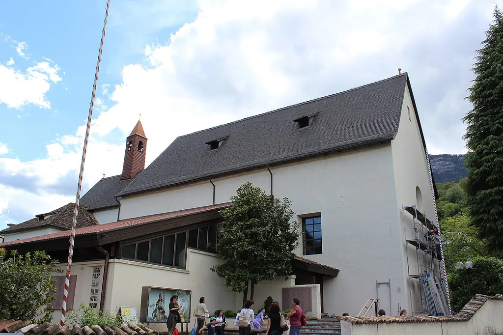 Ehemalige Kapuzinerkirche Maria Heimsuchung mit Kloster in Eppan - Außenansicht (Nordwest)