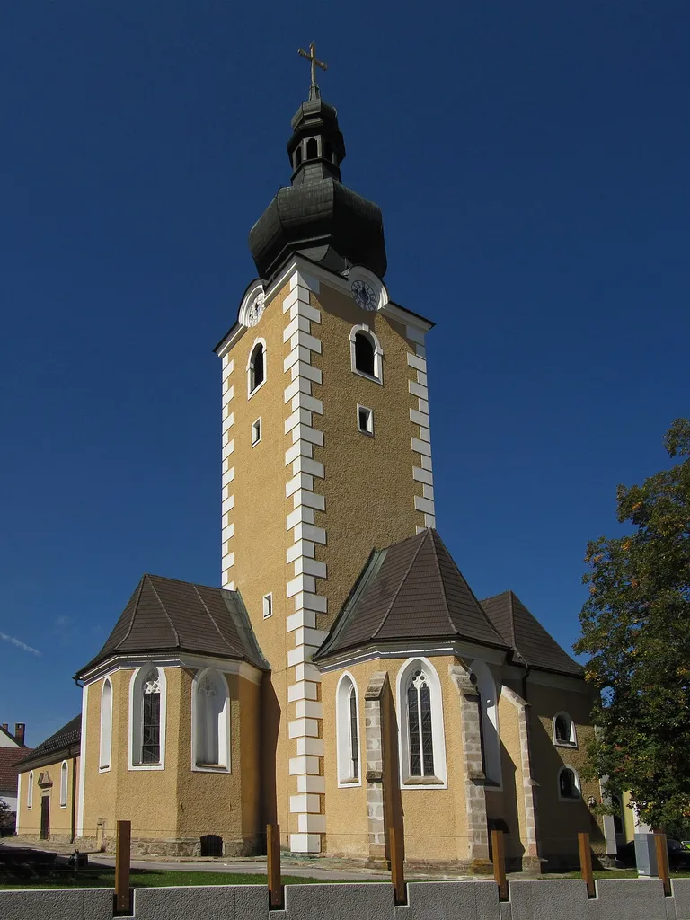 Romanische Chorturmkirche, erbaut im 12./13. Jahrhundert, später mehrmals erweitert und zu einer dreischiffigen Staffelkirche umgestaltet.