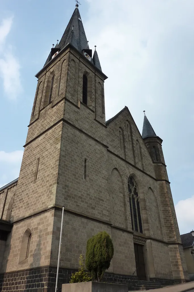 Katholische Kirche St. Barbara in Weibern, Turm und Portalfassade
