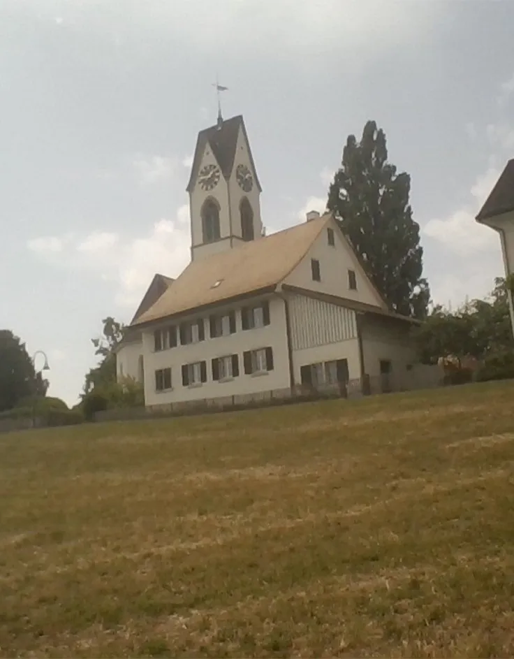 The reformed church of Uetikon Am See from the perspective of the Schulhausstrasse