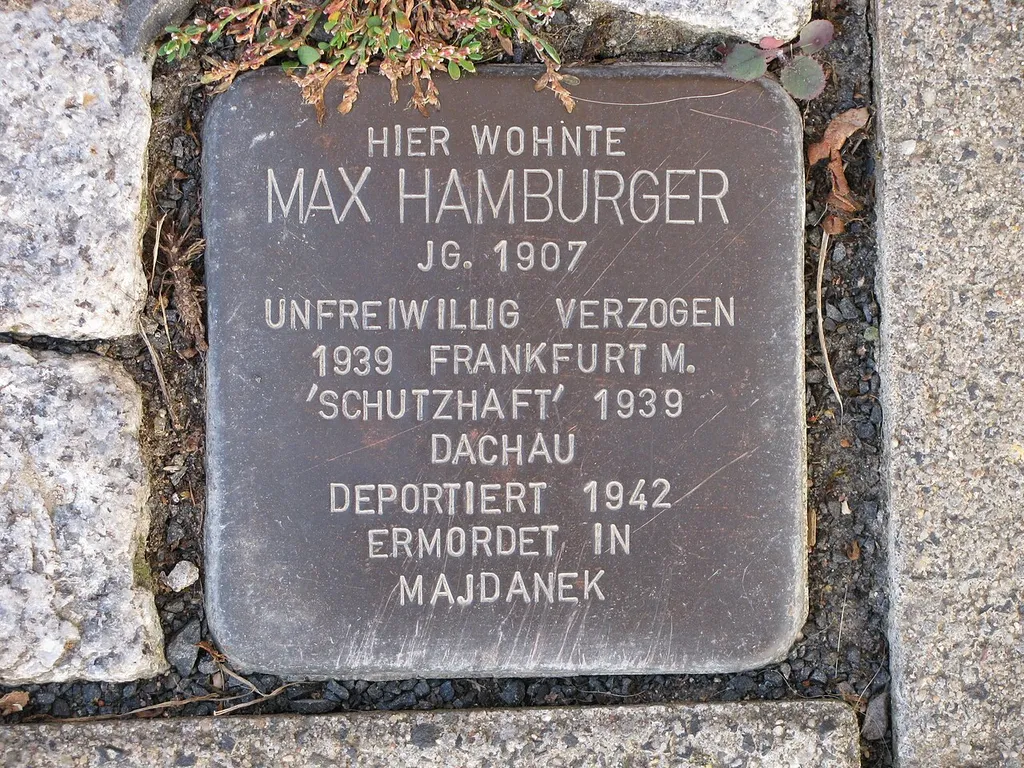 der Stolperstein für Max Hamburger vor dem Haus Langstraße 53 in Ronneburg-Hüttengesäß
