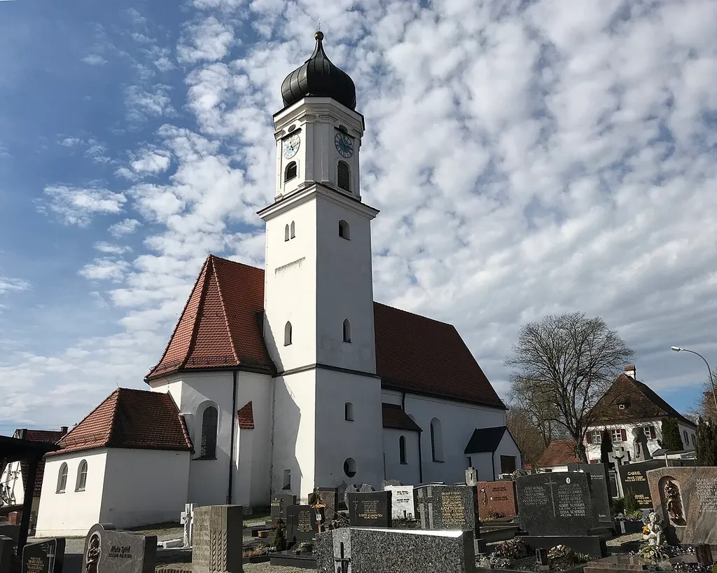 Saalbau mit Zwiebelturm, Westfassade mit Lisenengliederung, Langhaus 12. Jahrhundert, Chor und Turmunterbau 15. Jahrhundert, Umgestaltung um 1710/20, Erweiterung 1863/64. Bayerische Denkmalliste Nr. D-7-71-113-75