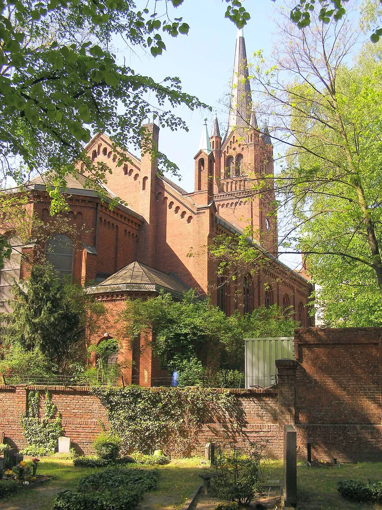 „Böhmisch-Rixdorf“ in Berlin, Magdalenenkirche (vom „Böhmischen Gottesacker“ aus gesehen) „Český Rixdorf“ v Berlíně, Kostel Magdalény (pohled z „Českého hřbitova“) „Bohemian Rixdorf“ in Berlin, Magdalene Curch (view from the „Bohemian Cemetery“)