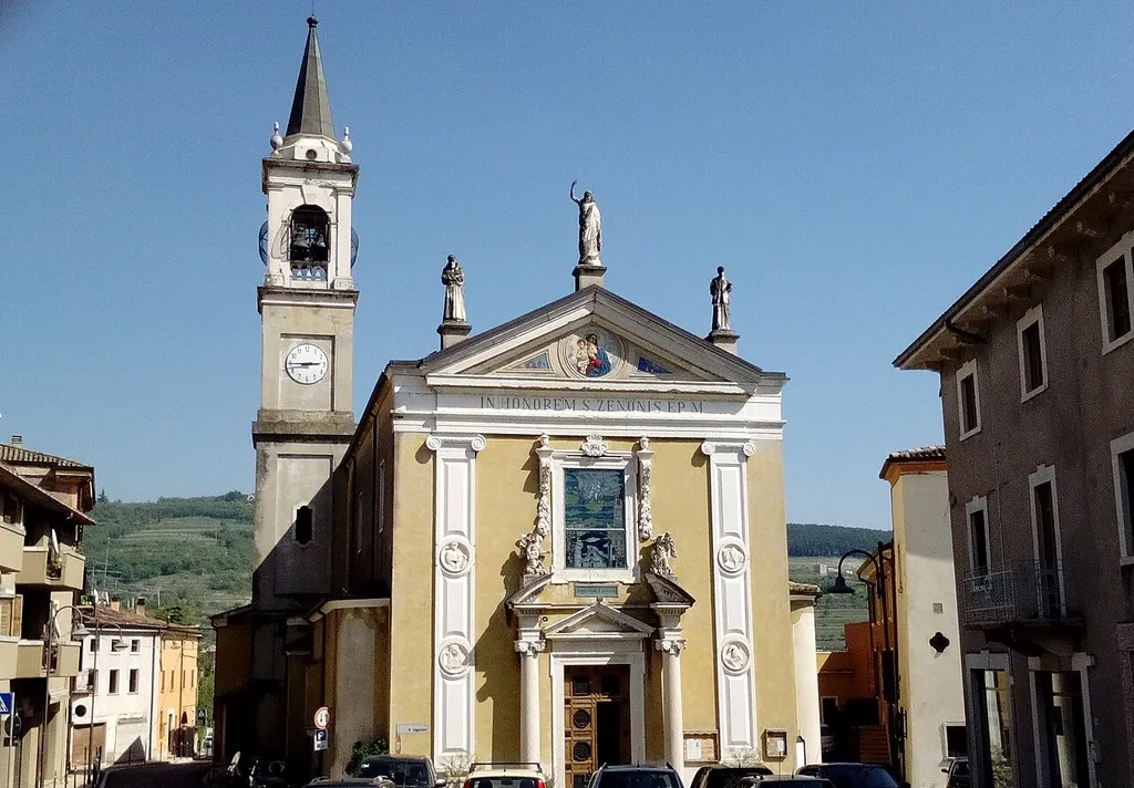 Facciata della chiesa parrocchiale di Fumane, provincia di Verona.