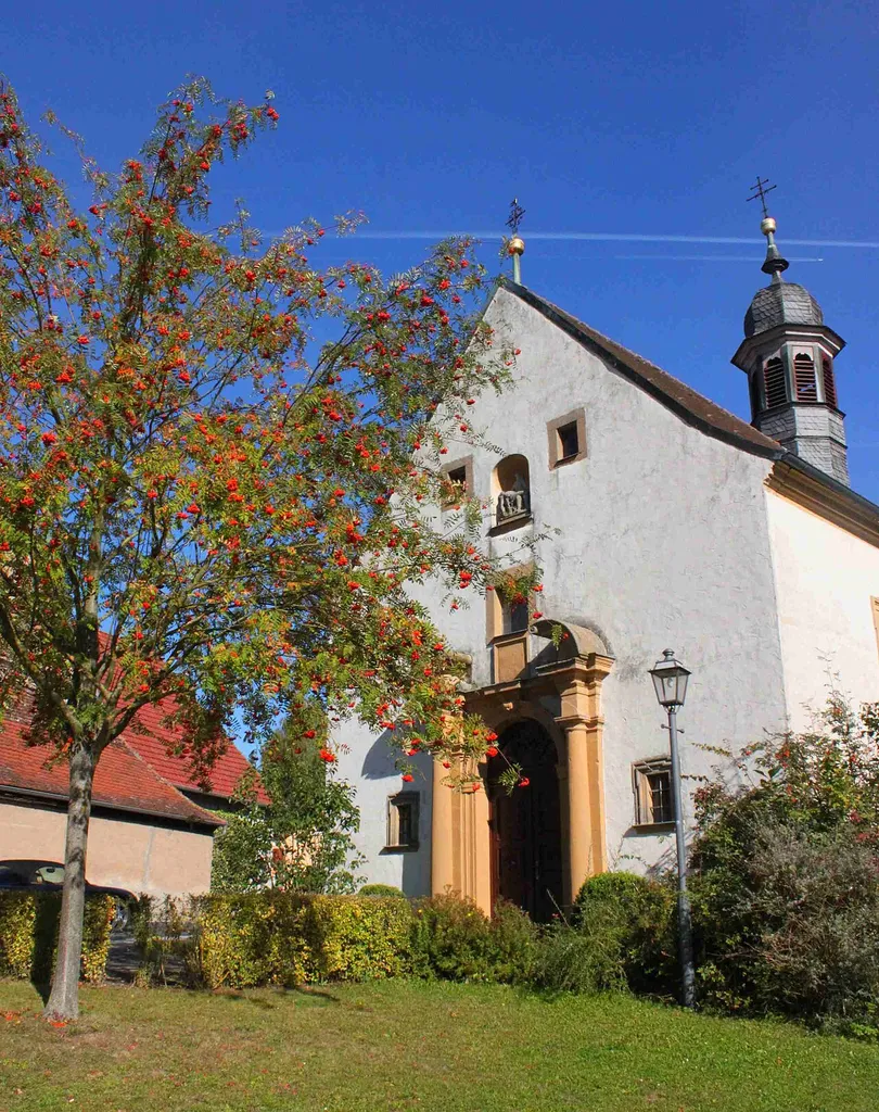 Die Magdalenenkirche in der Ortsmitte von Handthal.