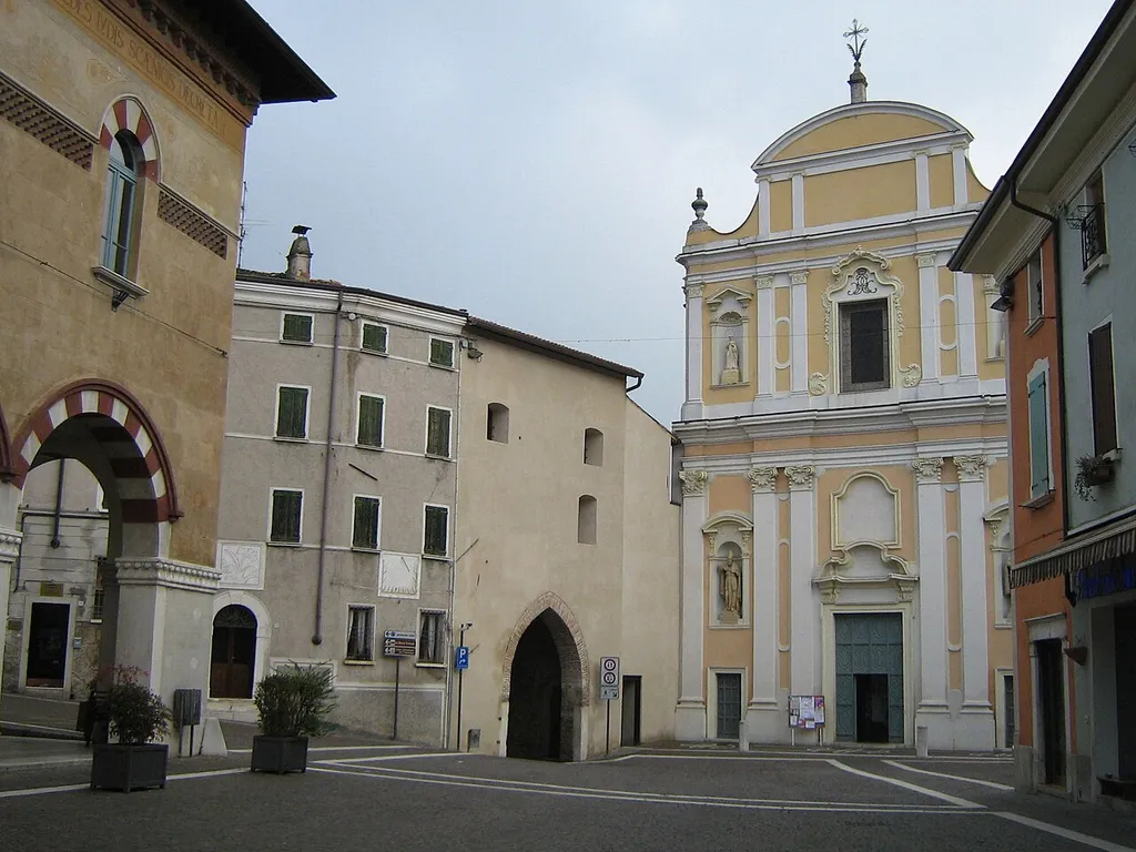 Cavriana, piazza Castello.