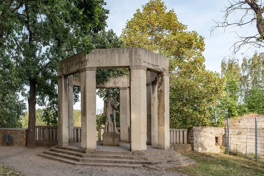 Nienburg (Saale), Goetheplatz,Kriegerdenkmal