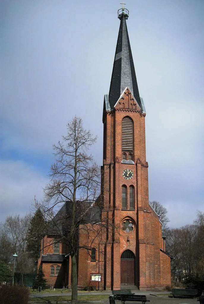 Portal der Segenskirche (Berlin-Reinickendorf), nach Norden fotografiert
