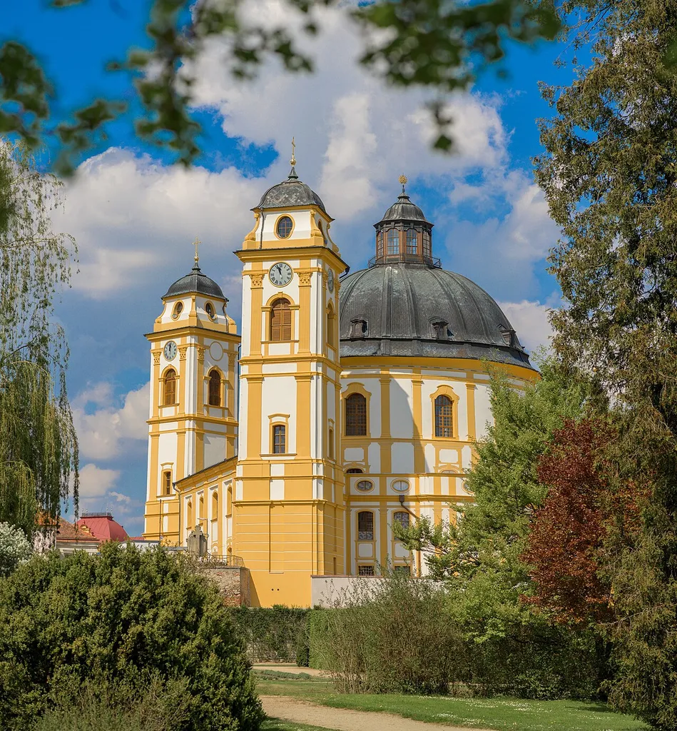 Pohled z parku na kostel sv. Markéty