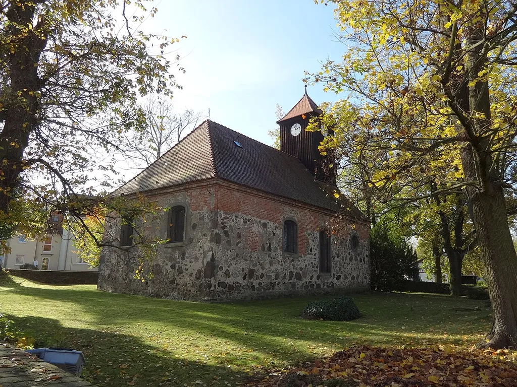Die evangelische Kirche stammt vermutlich aus dem 14. oder 15. Jahrhundert. Sie ist aus auffällig ungleichmäßigen behauenen Feldsteinen gebaut und damit eine Besonderheit unter den Kirchen im Teltow. Im Innern befindet sich eine gotische Marienfigur aus dem 14. Jahrhundert