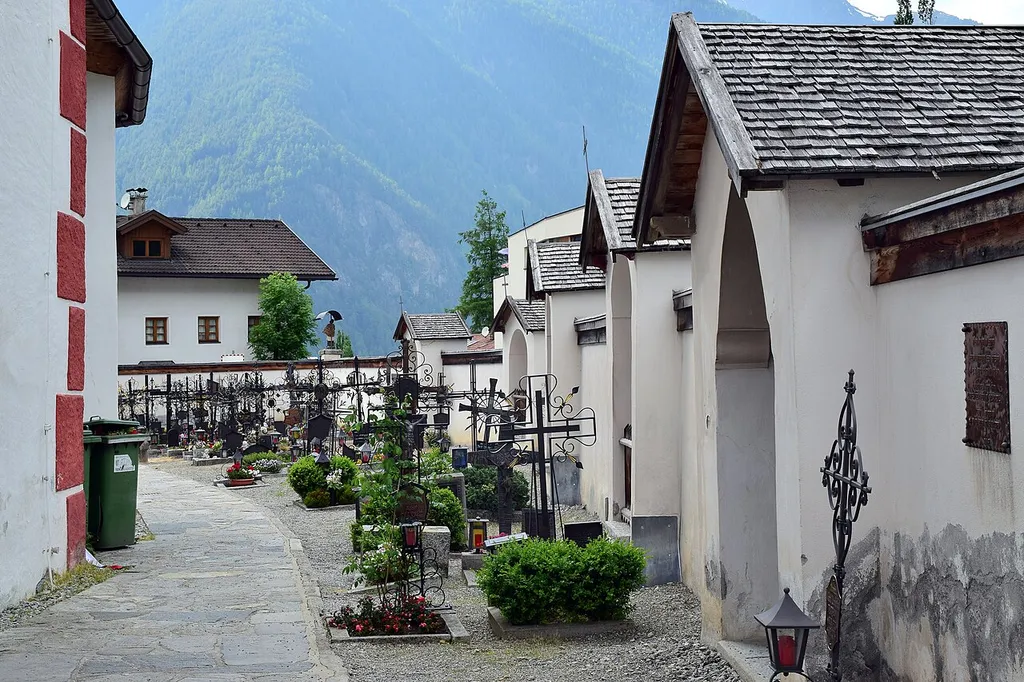 Friedhof mit Kreuzwegbildstöcken