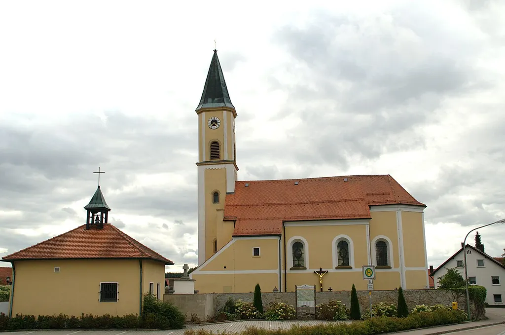 This is a photograph of an architectural monument.It is on the list of cultural monuments of Bayern, no. D-3-76-147-166.
