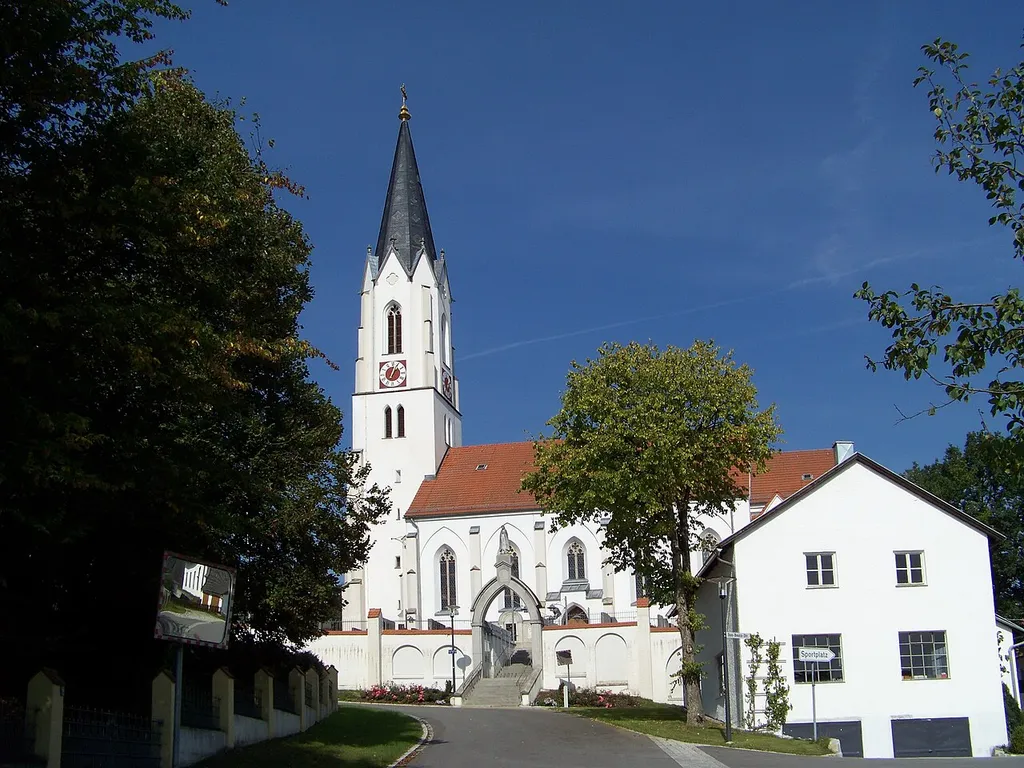 Ottering, Kirchenring 8. Kath. Pfarrkirche St. Johannes der Täufer und Johannes Evangelist, neugotischer Saalbau mit eingezogenem Chor und Westturm, Turmunterbau spätgotisch, Neubau von 1861/62, 1887 erhöht; mit Ausstattung; Friedhofsmauer mit Strebepfeilern, im Kern 17. Jh., erneuert.