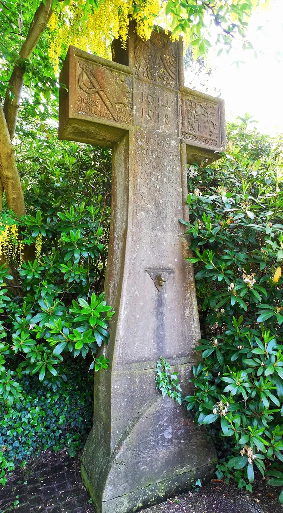 Das Denkmal für die Gefallenen der Kirchengemeinde St. Georgsberg Das vom schwäbischen Architekt Wilhelm Heilig geschaffene St. Georgsberger Denkmal wurde am 13. Mai 1923 unter Teilnahme des Krieger- und Militärvereins eingeweiht. Heilig gestaltete auch die Kriegerdenkmäler in Gr. Grönau, Kasseburg, Lütau, Ratzeburg (Röpersberg) und Lauenburg/Elbe. „Das Denkmal besteht aus einem Steinkreuz, das sich mehrere Meter hoch auf einer von hochstrebenden Buchen umgebenen Lichtung erhebt. Die Vorderseite enthält drei Reliefs. Oben den Reichsadler, in der rechten Klaue einen mit Pfeilen bespickten Schild tragend, darüber die Inschrift ‘Viel Feind, viel Ehr’‘. Im Querbalken links eine zerschossene Fahne mit der Inschrift: ‘Haltet aus im Sturmgebraus!’ Rechts die Symbole eines Soldatengrabes, darunter die Worte: ‘Ich hatt’ einen Kameraden.’ In der Mitte sind die Jahreszahlen 1914 und 1918 eingelassen. Darunter stehen die Worte: ‘Kämpfend für Recht und Freiheit, für Heim und Herd, fielen 71 unserer Besten. Der, du Wanderer, diese Stätte betrittst, gedenke der Toten in Ehrfurcht und in Treue. Die Rückseite trägt über der Jahreszahl 1923 die Widmung: ‘In Einigkeit erbauten die 17 Gemeinden des Kirchspiels St. Georgsberg dieses Mal den Gefallenen zur Ehre, den Enkeln zur Mahnung.” Ursprünglich war das Denkmal im Fuchswald aufgestellt worden. Im August 1967 wurde es auf den neuen Platz vor der St. Georgsberger Kirche umgesetzt. Zusätzlich wurden drei Steinplatten für die Gefallenen des Zweiten Weltkriegs ergänzend hinzugefügt.