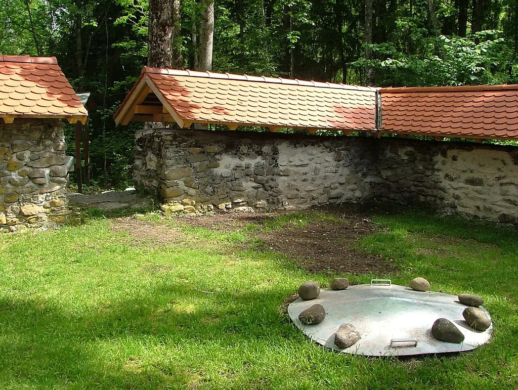 Burgus Ahegg (mit den 2009 angebrachten Schutzdächern auf den Mauern)