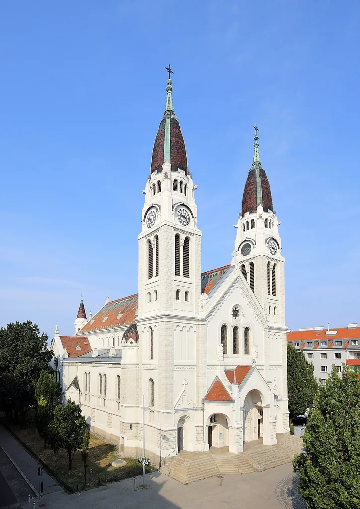 Ostansicht der röm.-kath. Pfarrkirche Neusimmering Zur unbefleckten Empfängnis im 11. Wiener Gemeindebezirkes Simmering. Die Kirche wurde von 1907 bis 1910 nach Plänen des Architekten Hans Schneider errichtet. Sie weist romanisierende Formen mit einzelnen secessionistischen Dekorelementen auf.