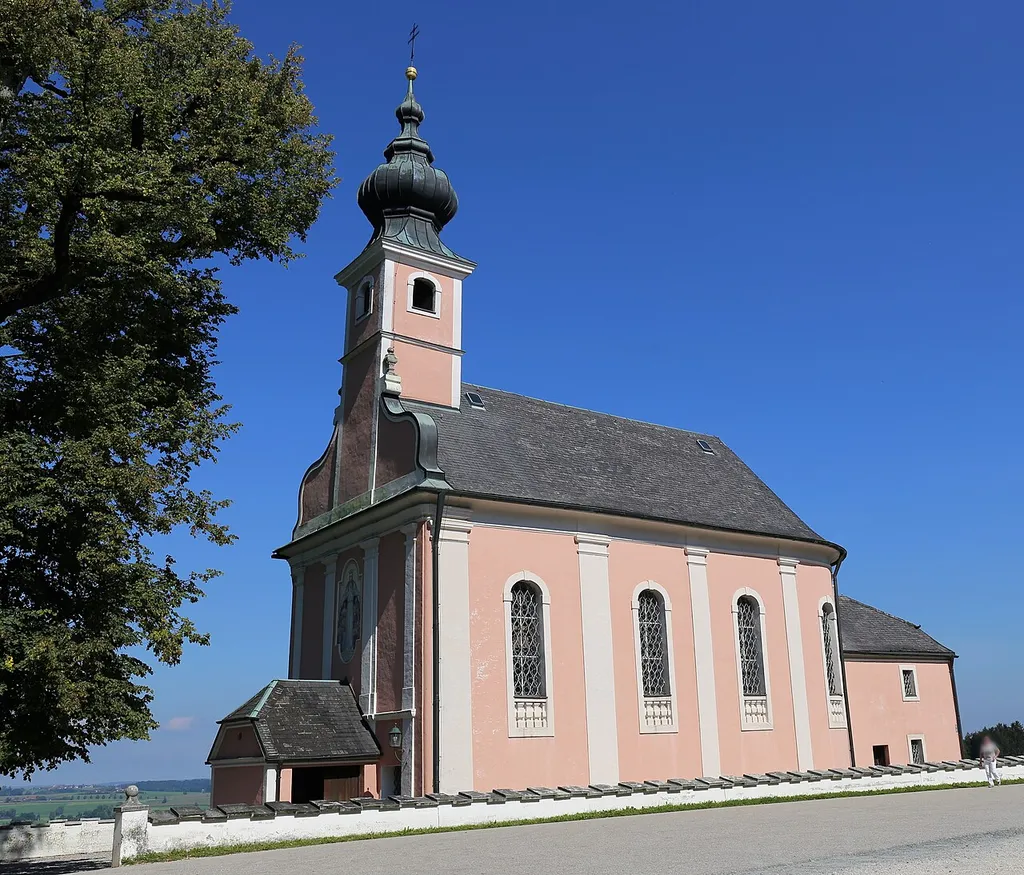 Mühlberg 3, Waging am See; Katholische Wallfahrtskirche Mariae Heimsuchung, barocker Saalbau mit Dachreiter, in zwei Abschnitten erbaut 1709–13; mit Ausstattung