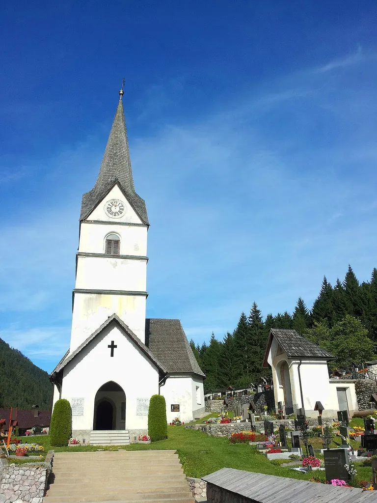 Alte Pfarrkirche hl. Ulrich, Zell-Pfarre und Friedhofskapelle (rechts)