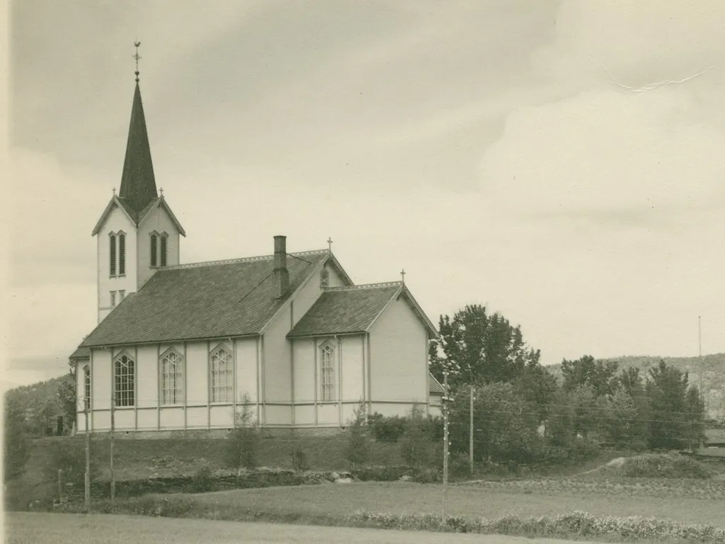 Åsen kirke (oppført 1904) og Heradshuset (oppført 1930), trolig på 1930-40-tallet. Fotograf / Photographer: Einar Einarsen Fotoeier / Photo owner: Guri og Olav Hegge Digitalisering / Digitizing: Arne Langås Foto-ID / Photo ID: 146-0009 Hvis bildet gjengis i andre sammenhenger, oppgi Åsen Museum og Historielag, fotoeier og fotograf som kildereferanse. Har du utfyllende opplysninger? Legg gjerne igjen en kommentar nedenfor eller send e-post til post@aasenhistorie.no. | If you re-use this photo, please refer to Åsen Museum og Historielag, the photographer and the owner of the photo. Do you have additional information? Please leave a comment or send an e-mail to post@aasenhistorie.no. | www.aasenhistorie.no