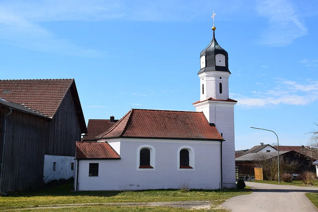 Saalkirche mit Satteldach und dreiseitig geschlossenem Chor, Nordturm mit Oktogon und Zwiebelhaube