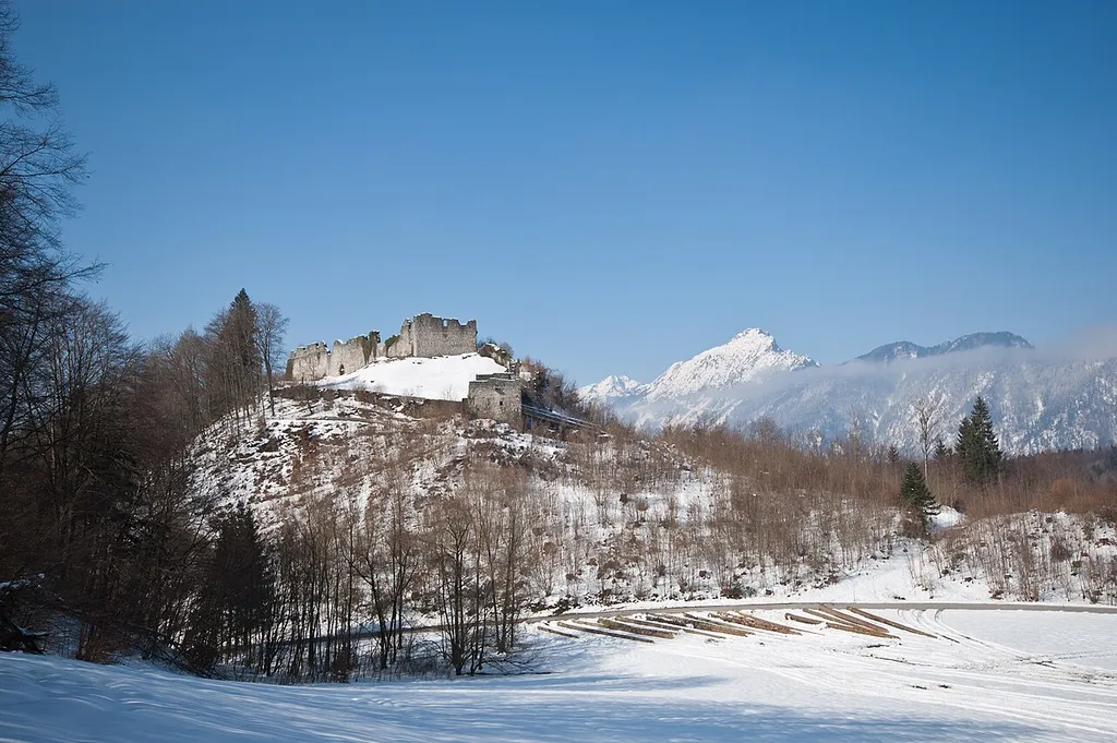 Ansicht der Plainburg vor den Reichenhaller Bergen