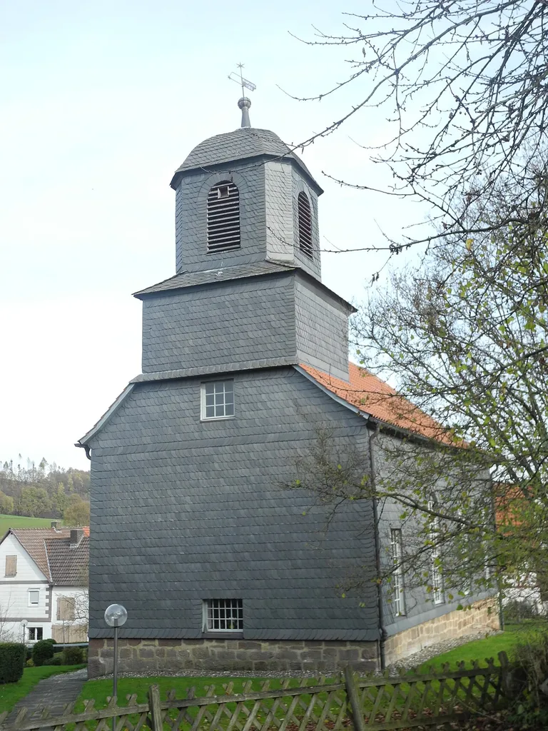 Das Kirchengebäude in Quentel, bei Hessisch Lichtenau, Hessen, Deutschland.