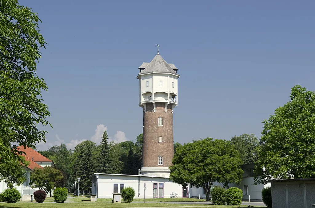 Wasserturm mit Brunnenanlage