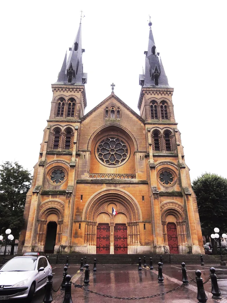 Charleville-Mézières (Ardennes) église Saint-Remi, extérieur