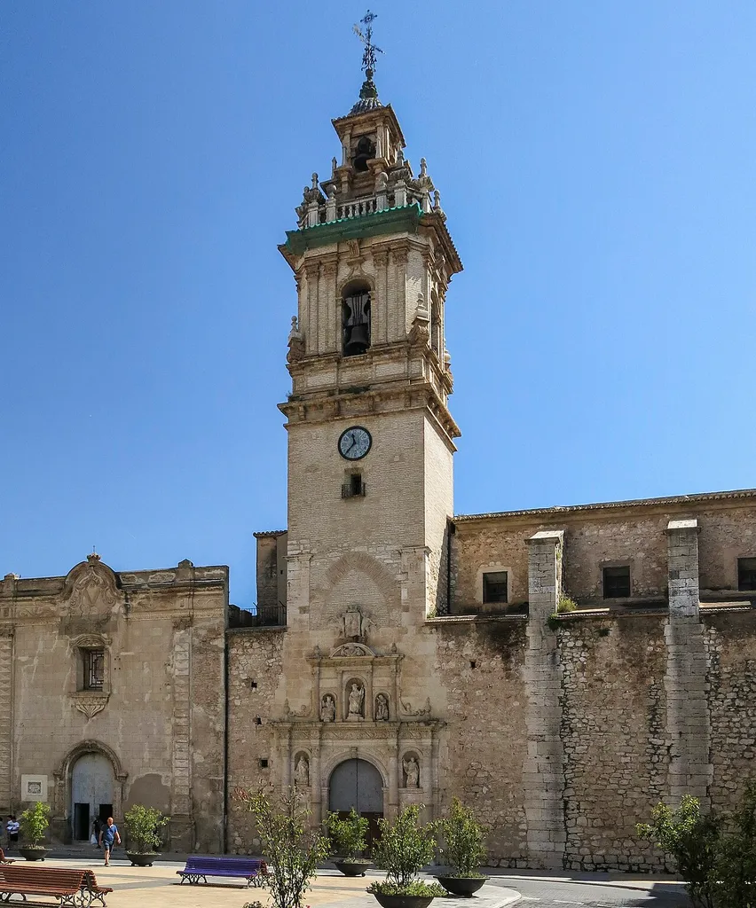 La Basílica Menor de Sant Jaume, és bé d'interès cultural, segons consta en la fitxa BIC's de la Direcció General de Patrimoni de la Conselleria d'Educació, Cultura i Esport de la Generalitat Valenciana, amb declaració singular, amb la categoria de monument i anotació ministerial: R-I-51-0004393, de 18 de gener de 1999. És al centre de la població d'Algemesí i ocupa un dels costats de la Plaça Major.[2] La seua arquitectura és d'estil reinaixentista. L'església va ser construïda entre 1550 i 1582 per Domingo Gamieta i comptà amb la col·laboració de Juan d'Alacant i Juan Matalí. La Basílica Menor de Sant Jaume i el seu entorn van ser proposats i catalogats com a bé d'interès cultural, per la seva gran riquesa històrica i arquitectònica en l'any 1980. (Viquipèdia)