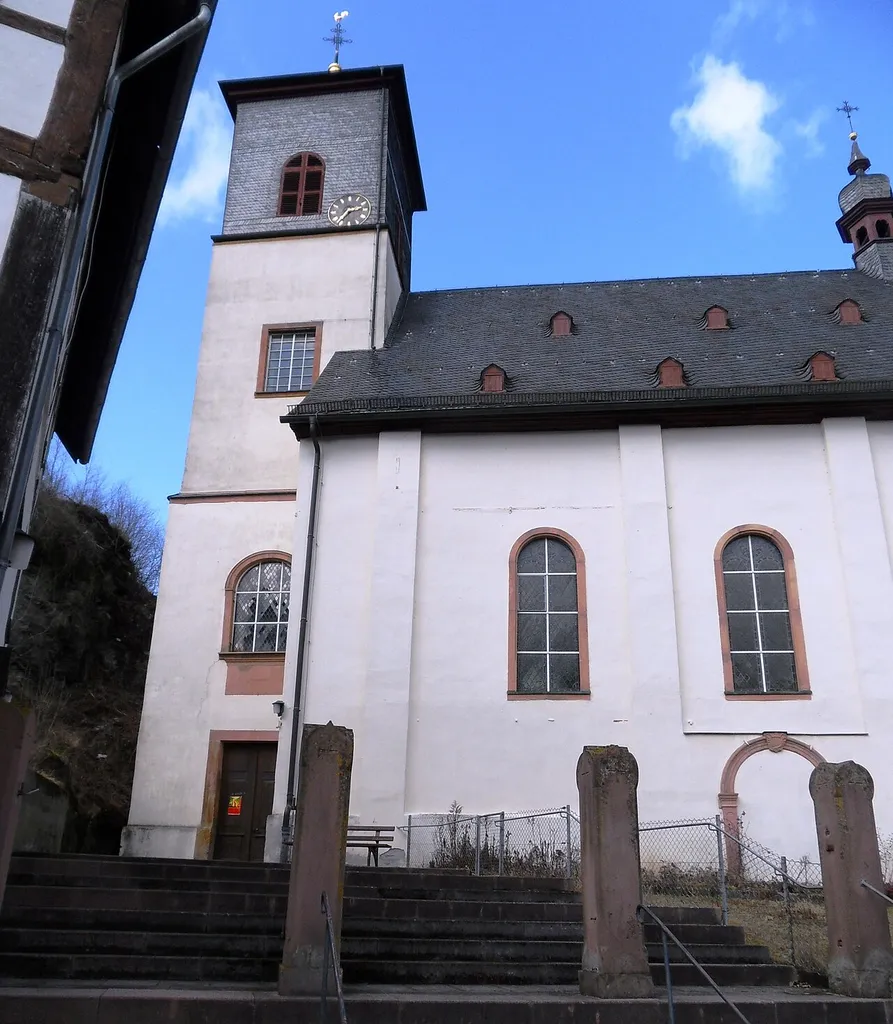 Die katholische Kirche St. Aegidius in Niedergladbach im Taunus, Gemeinde Schlangenbad, Blick von Süden