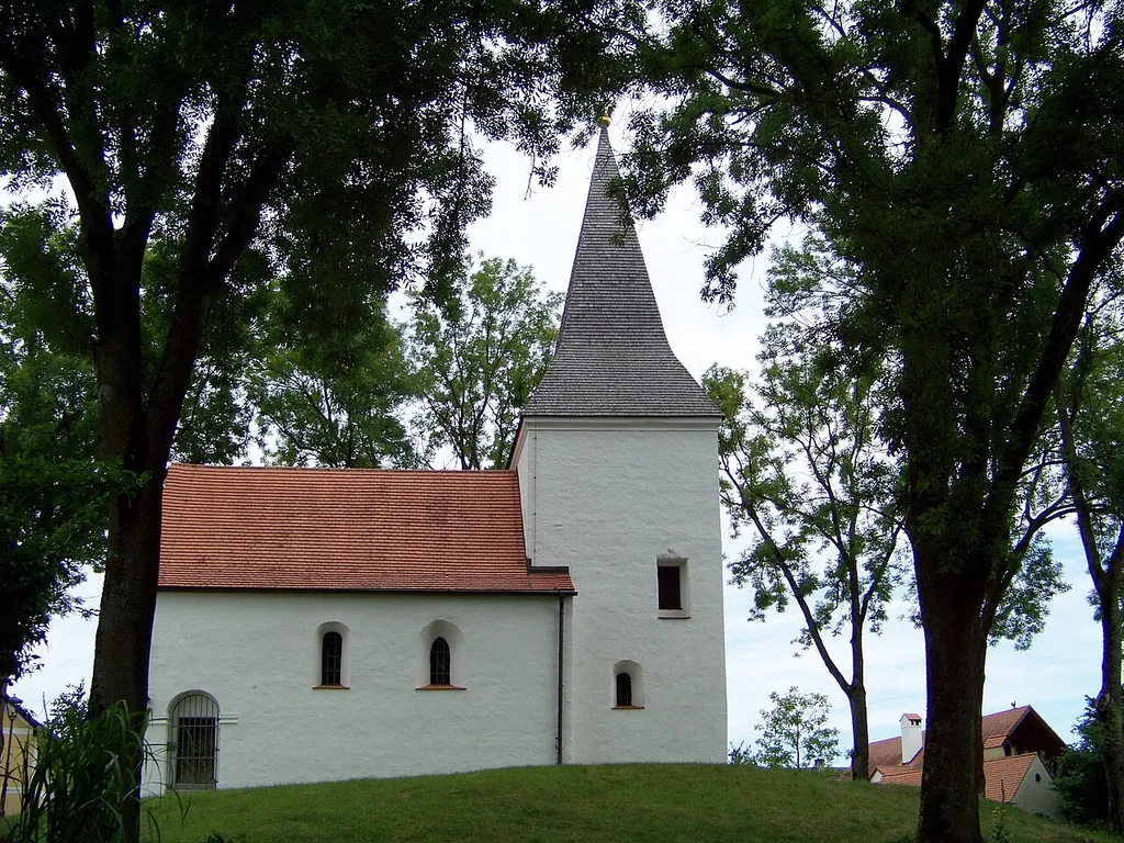 Train, Neukirchen. Romanische Chorturmanlage, Ausbau im 16. Jahrhundert; mit Ausstattung; Friedhofsbefestigung, spätmittelalterliche Mauern.