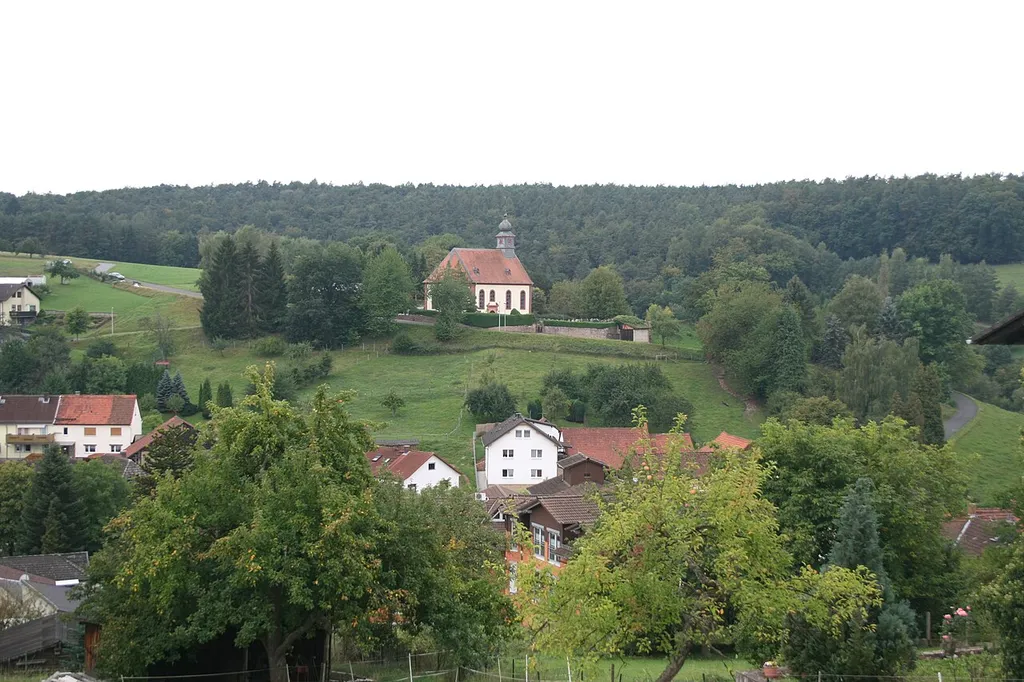 Lützelbach im Odenwaldkreis, Blick auf die Kirche von Osten.