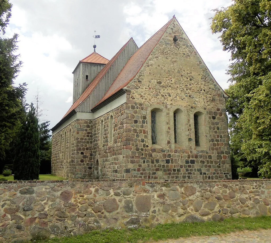Dorfkirche und Feldsteinmauer des Kirchhofs in Jänickendorf, Gemeinde Steinhöfel, Landkreis Oder-Spree, Deutschland