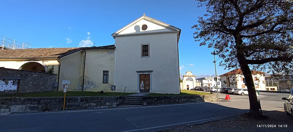 di fronte si ammira la Chiesa dei Santi Gervasio e Protasio (Belluno), sulla destra si scorge la vecchia entrata dell'Ospedale Civile San Martino, sulla sinistra si scorgono pezzi delle vecchie architetture conventizie
