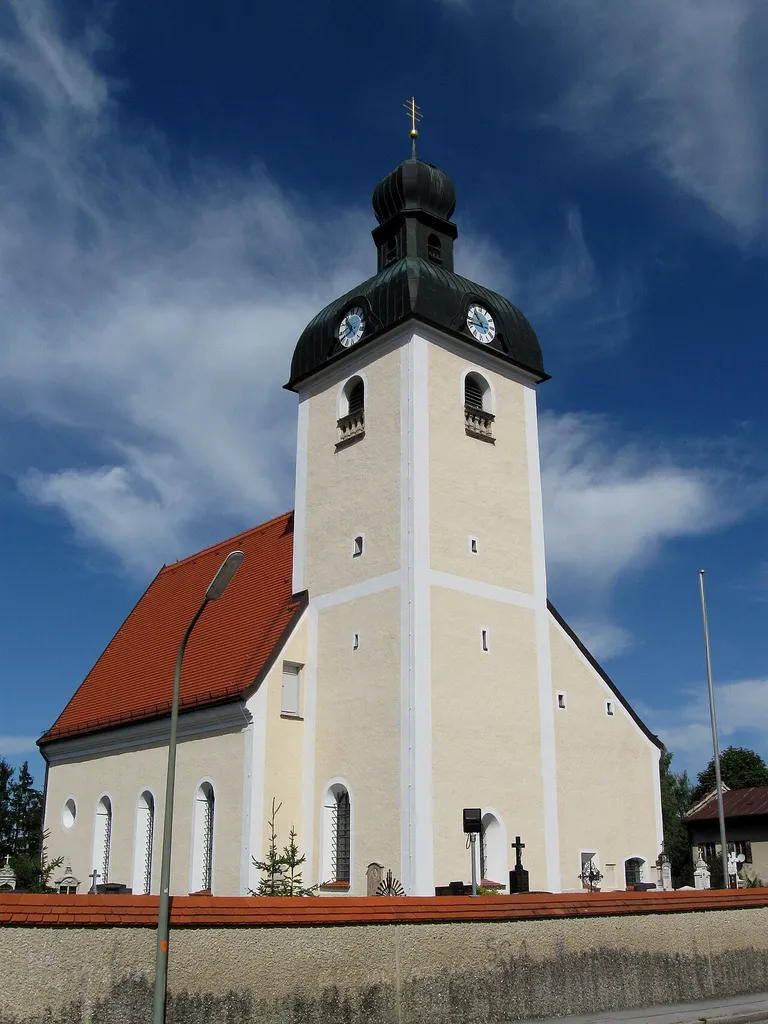 Kath. Pfarrkirche St. Michael, Egmating; romanische Chorturmanlage, um 1200, Ausbau spätmittelalterlich und 1618; mit Ausstattung.