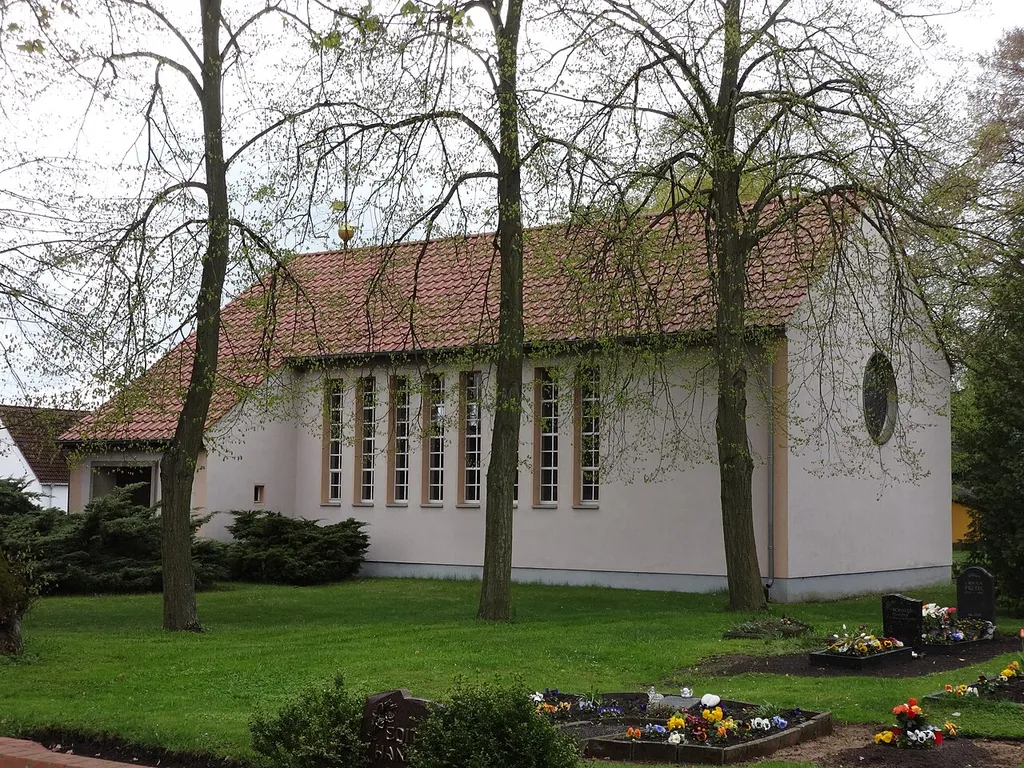Die Dorfkirche Gorgast gehört zu den ersten in der Zeit der DDR neu errichteten Sakralbauten. Die Ausstattung ist überwiegend neuzeitlich und stammt aus der Bauzeit der Kirche. Das Altarretabel ist aus französischem Bleiglas und hat einen Durchmesser von 1,8 m. Die Fünte stammt aus einem Vorgängerbau, die Orgel aus der Werkstatt von Wilhelm Sauer.