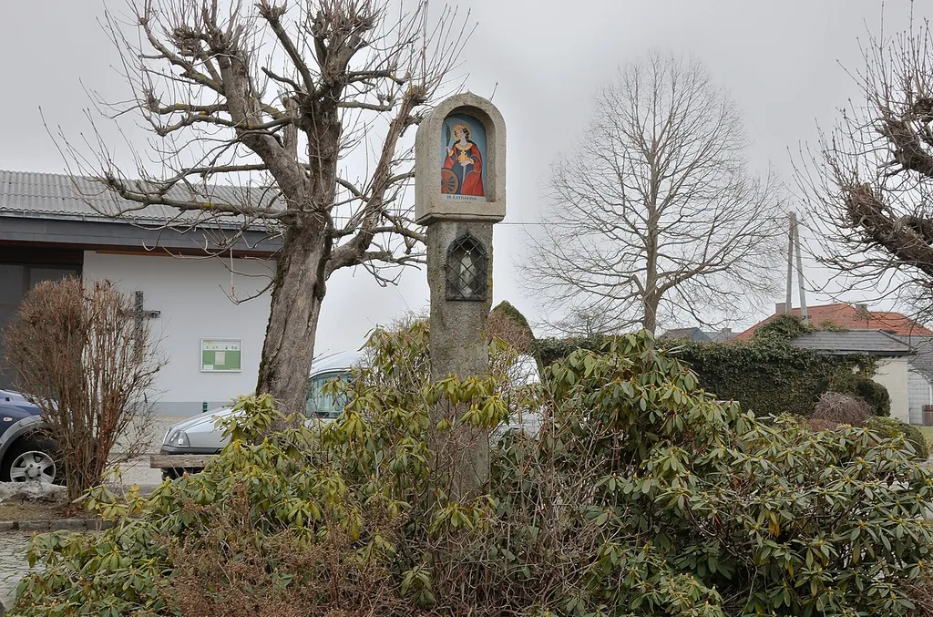 Burgfriedsäule auf einer Verkehrsinsel gegenüber dem Friedhof von Bad Leonfelden.