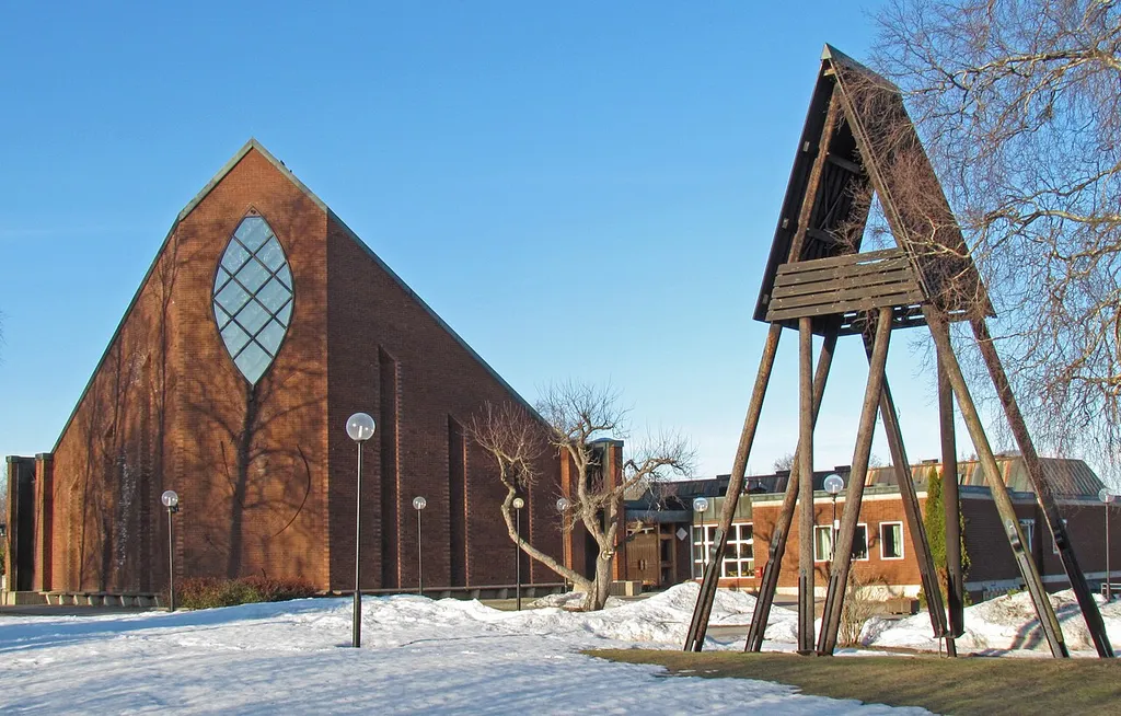 Tungelsta kyrka, sydvästra fasaden och klockstapeln söder om kyrkobyggnaden