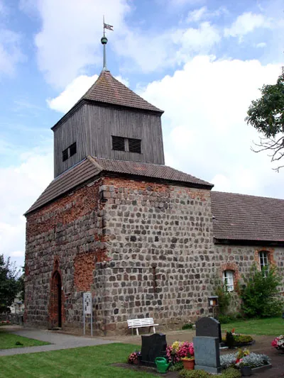 Alt Mahlisch - Mittelalterliche Feldsteinkirche