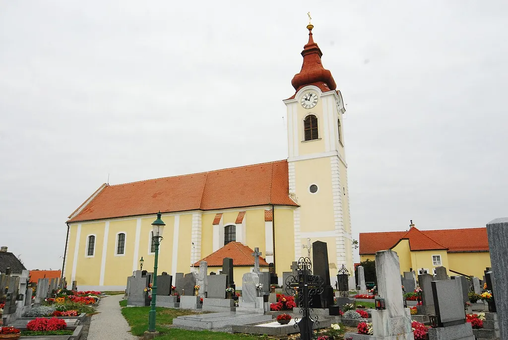 Kath. Pfarrkirche hl. Laurenz und Friedhof