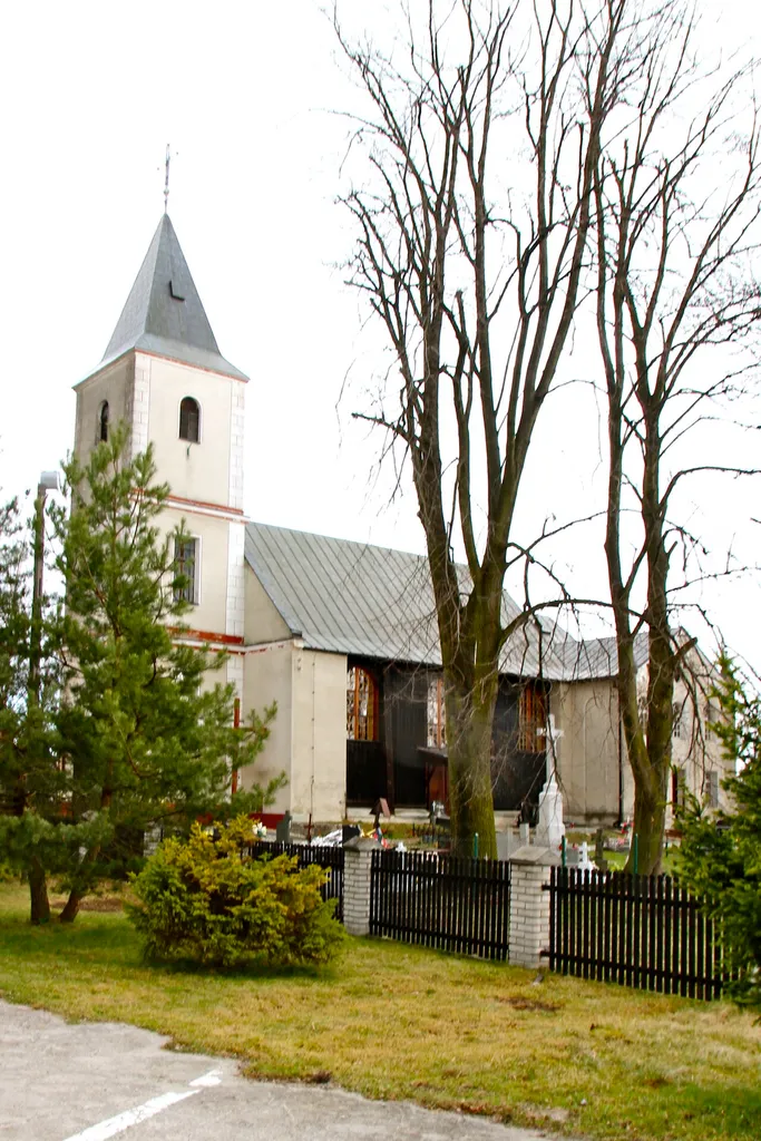 Biestrzykowice – kościół parafialny pw. Wniebowzięcia NMP, drewniany, z 1639 r., wieża murowana 1839 r. Po tragicznym pożarze został odbudowany na początku lat 90. ubiegłego stulecia. Ocalała większość konstrukcji szkieletowej ścian i niemal cała drewniana oblicówka nawy głównej i prezbiterium. Ogień strawił XVII-wieczną ambonę. Zabytkowa chrzcielnica z początku XVIII w. ocalała, obecnie w renowacji. W 2012 roku rozpoczęto remont konserwatorski elewacji wieży, przywracający jej wygląd i detale architektoniczne z połowy XIX w.