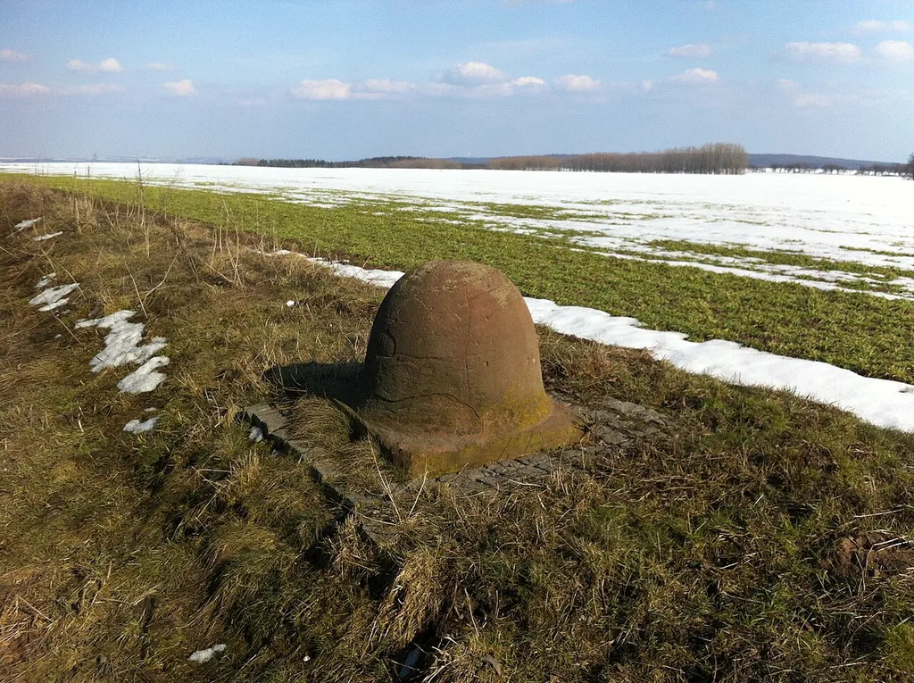 Preußischer Viertelmeilenstein von 1826 an der Bundesstraße 80 nahe Blankenheim. Früher verlief hier die Kunststraße von Langenbogen über Eisleben und Sangerghausen nach Nordhausen.